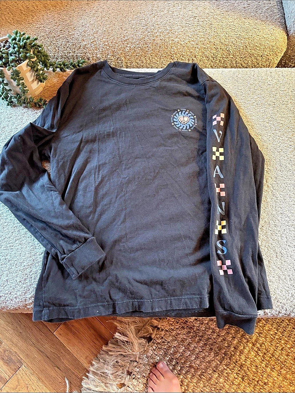 Vans Long Sleeve Graphic Tee in Black & Multicolor Size Medium